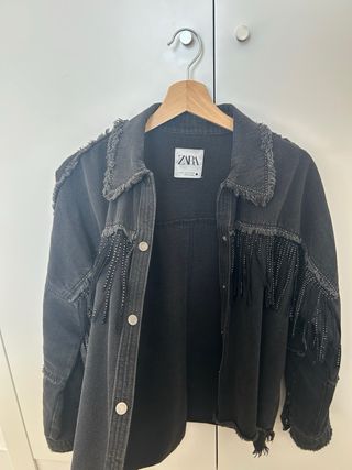 Cazadora vaquera Zara negra con flecos