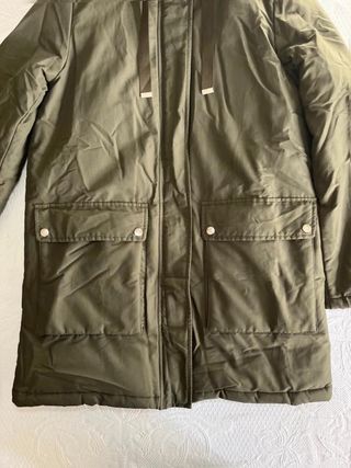 Parka Zara verde kaki con capucha y pelo negro...