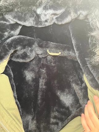 Parka Zara verde kaki con capucha y pelo negro...