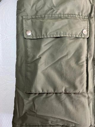 Parka Zara verde kaki con capucha y pelo negro...