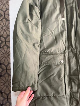 Parka Zara verde kaki con capucha y pelo negro...