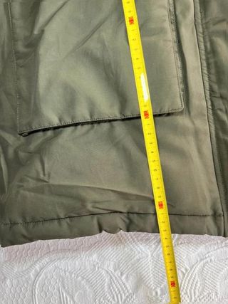 Parka Zara verde kaki con capucha y pelo negro...