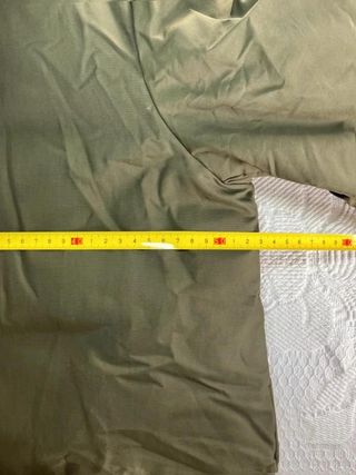 Parka Zara verde kaki con capucha y pelo negro...