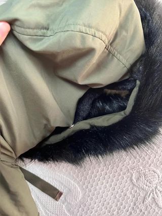 Parka Zara verde kaki con capucha y pelo negro...
