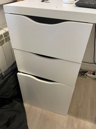 Escritorio blanco con cajones