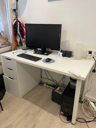 Escritorio blanco con cajones