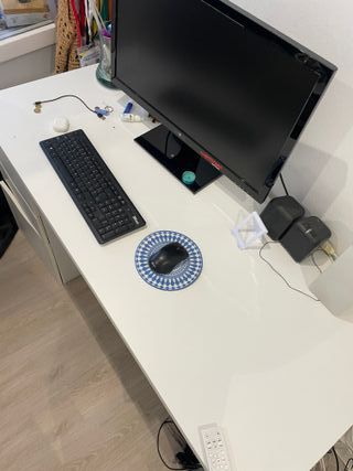 Escritorio blanco con cajones