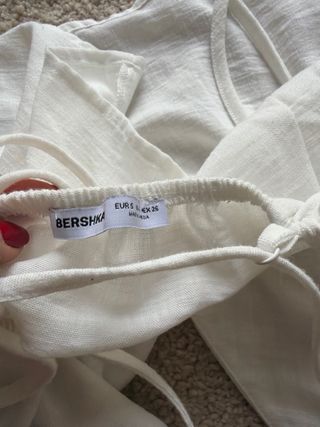 Top blanco con volantes y cordones