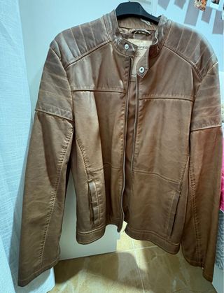 Chaqueta marrón estilo motero