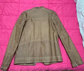 Chaqueta marrón estilo motero