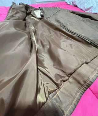 Chaqueta marrón estilo motero