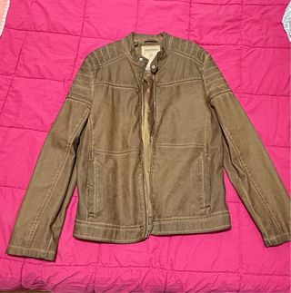 Chaqueta marrón estilo motero