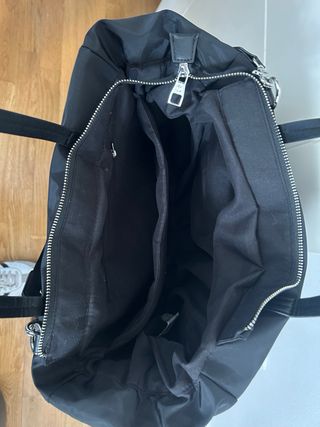 Bolso Stradivarius negro acolchado