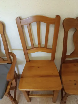 Urge vender. Sillas de madera rústicas