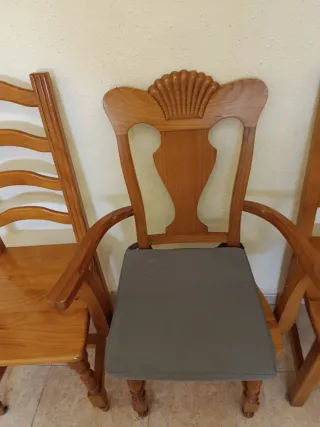 Urge vender. Sillas de madera rústicas