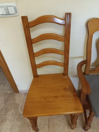 Urge vender. Sillas de madera rústicas