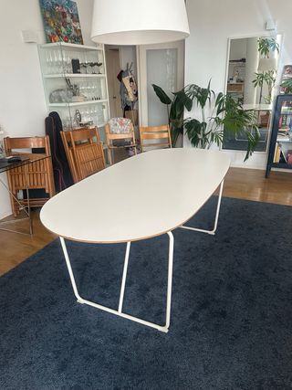 Mesa comedor ovalada blanca. Muy bonita y práctica