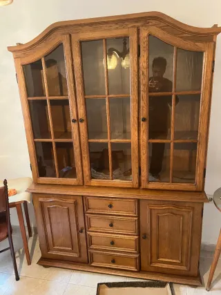 Muebles de madera y cristal y armarios