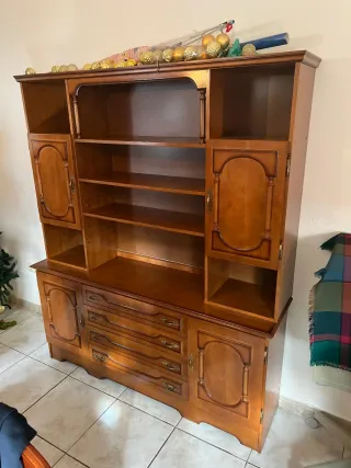 Muebles de madera y cristal y armarios
