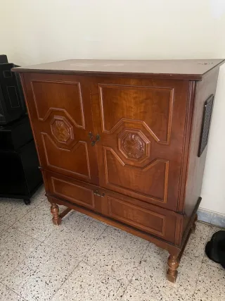 Muebles de madera y cristal y armarios