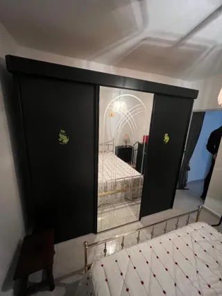 Muebles de madera y cristal y armarios