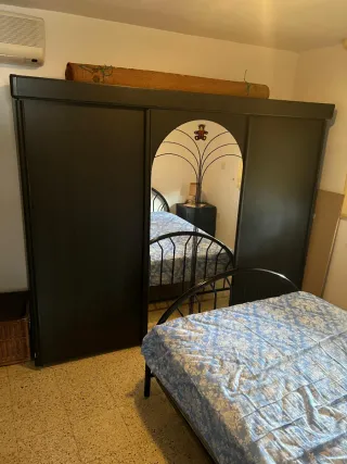 Muebles de madera y cristal y armarios