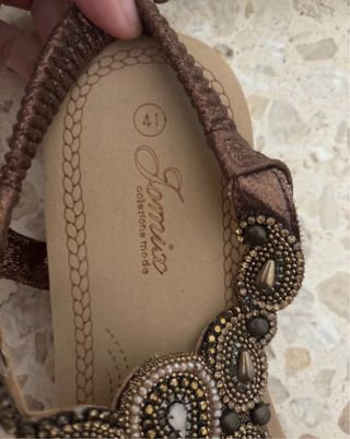 Sandalias planas beige/marrón adornadas