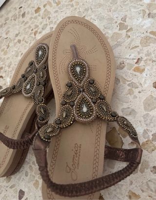 Sandalias planas beige/marrón adornadas