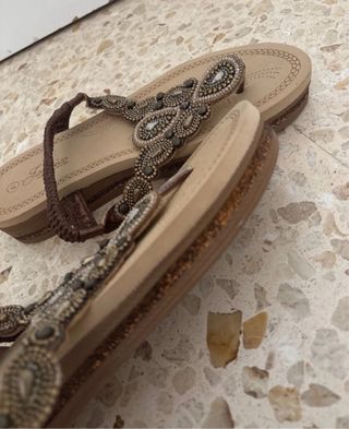 Sandalias planas beige/marrón adornadas