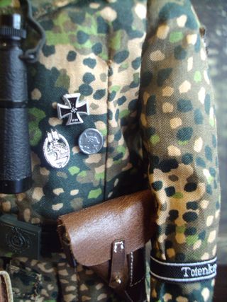 FIGURE PANZER TOTENKOPF, CAMO, 1/6 DID, WW2.