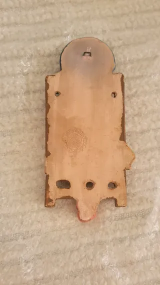 Muñeca sentada en silla de porcelana