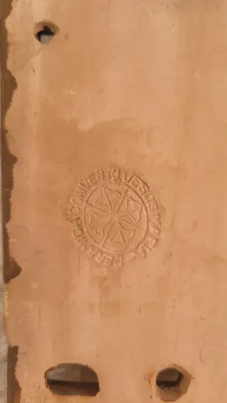 Muñeca sentada en silla de porcelana