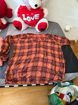 Camisa a cuadros naranja y morada