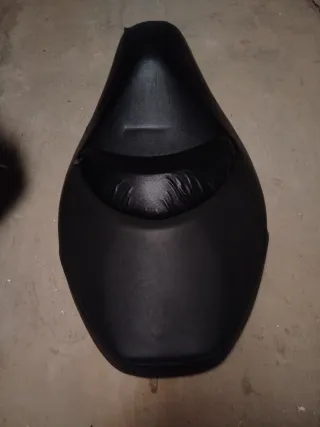 Asiento de moto negro