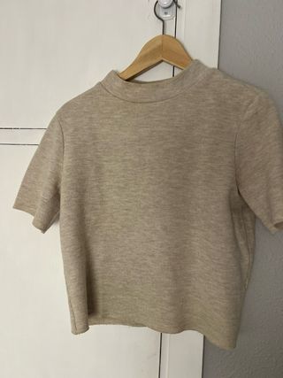 Camiseta Zara punto cuello alto manga corta