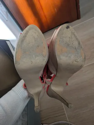 Sandalias de tacón beige y coral.