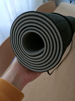 Esterilla de yoga negra con correa