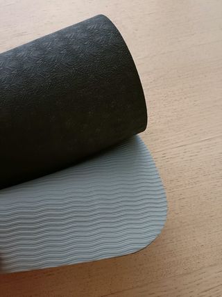 Esterilla de yoga negra con correa