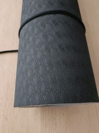 Esterilla de yoga negra con correa