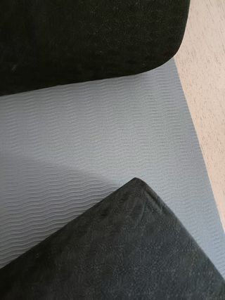 Esterilla de yoga negra con correa