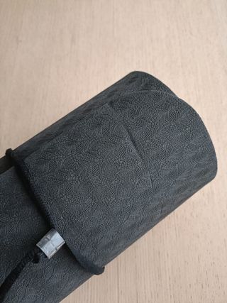 Esterilla de yoga negra con correa