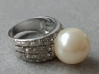 Anillo de alta bisutería perla- pequeños brillante