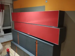 Módulos pared rojos y madera 200 cm