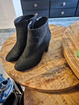 Botines negros brillantes tacón