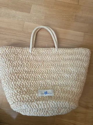 Capazo de playa con gafas y texto