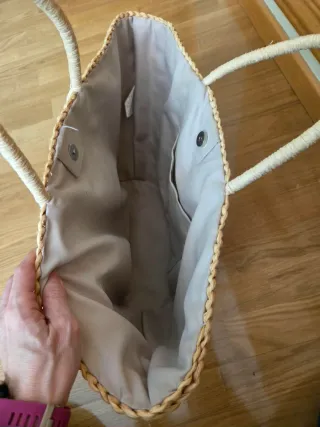 Capazo de playa con gafas y texto