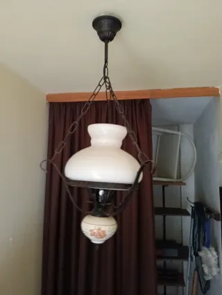 Lámpara de araña dorada y blanca