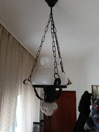 Lámpara de araña dorada y blanca