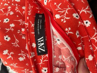 Falda Zara roja flores