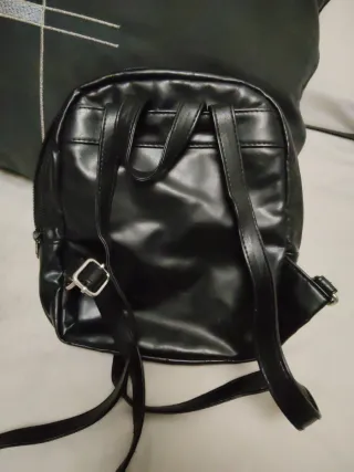 Mochila negra peluche con corazones